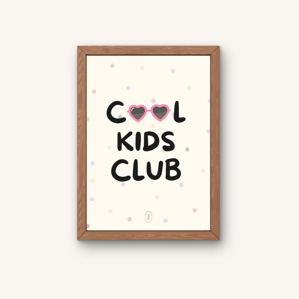 Cool kids club kinderkamer of babykamer poster. Speelse tekst op een stippen achtergrond.