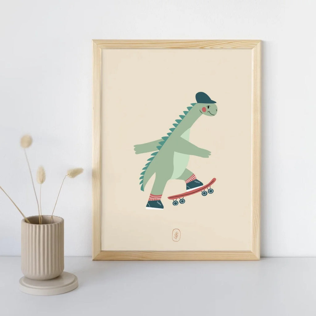 Grappige poster van een dinosaurus op een skateboard. Speciaal ontworpen voor kinderkamers en jongenskamers.