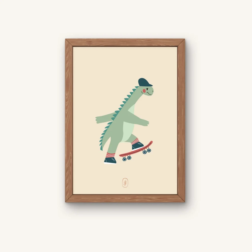 Grappige poster van een dinosaurus op een skateboard. Speciaal ontworpen voor kinderkamers en jongenskamers.