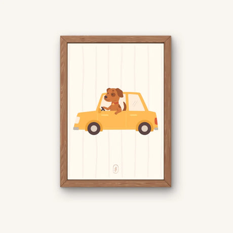 Grappige poster met illustratie van hond in auto. Ontworpen voor babykamer of kinderkamer.