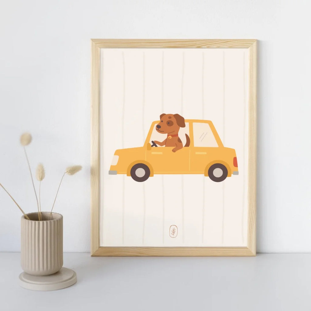 Grappige poster met illustratie van hond in auto. Ontworpen voor babykamer of kinderkamer.