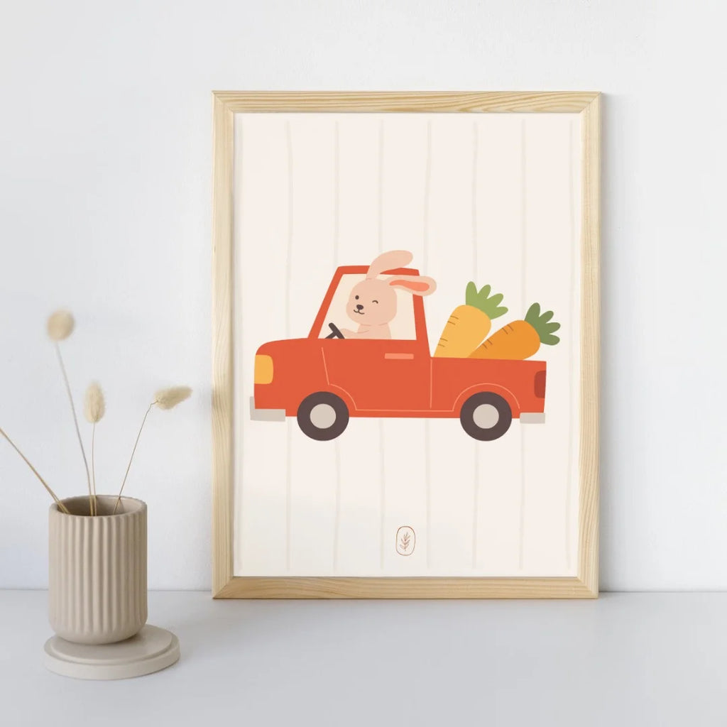 Grappige poster met illustratie van konijn in auto. Ontworpen voor babykamer of kinderkamer.