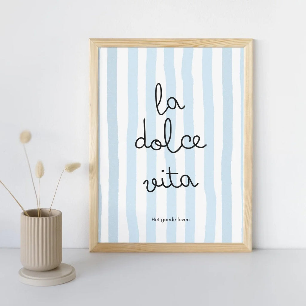 Poster met de tekst la dolce vita, speciaal ontworpen voor de slaapkamer of kinderkamer. Handgeschreven tekst op retro achtergrond.