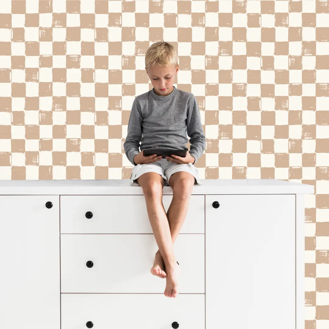 Behang jongens met checkers beige