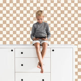 Behang jongens met checkers beige