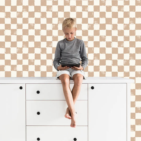 Behang jongens met checkers beige