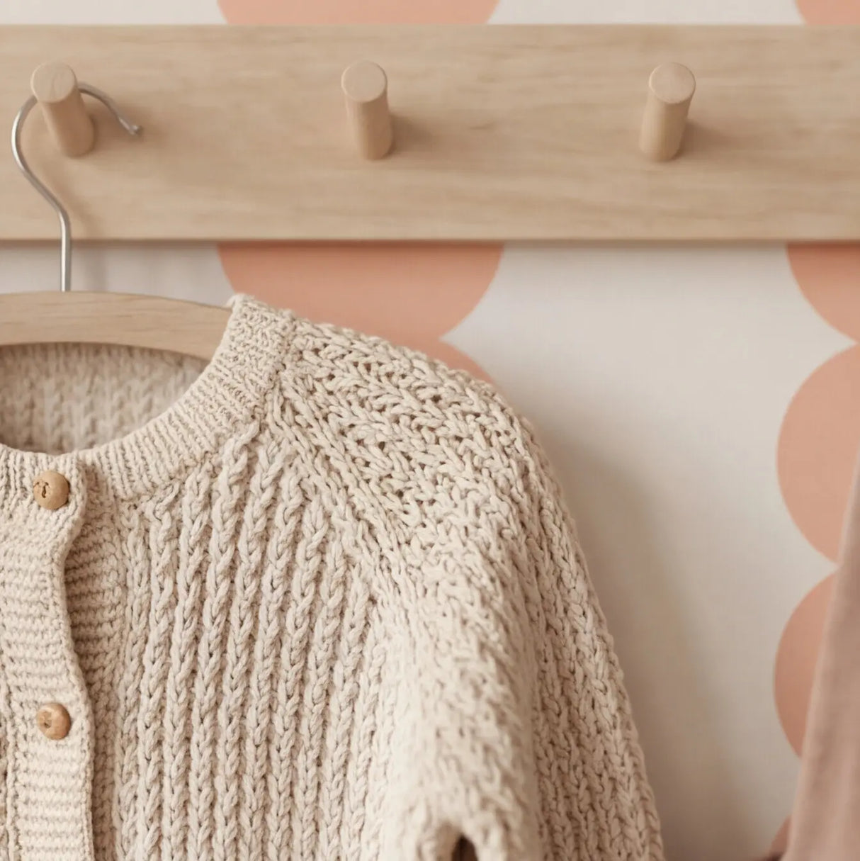 Retro behang strepen / blobs - bollen voor een stoere meisjeskamer of babykamer