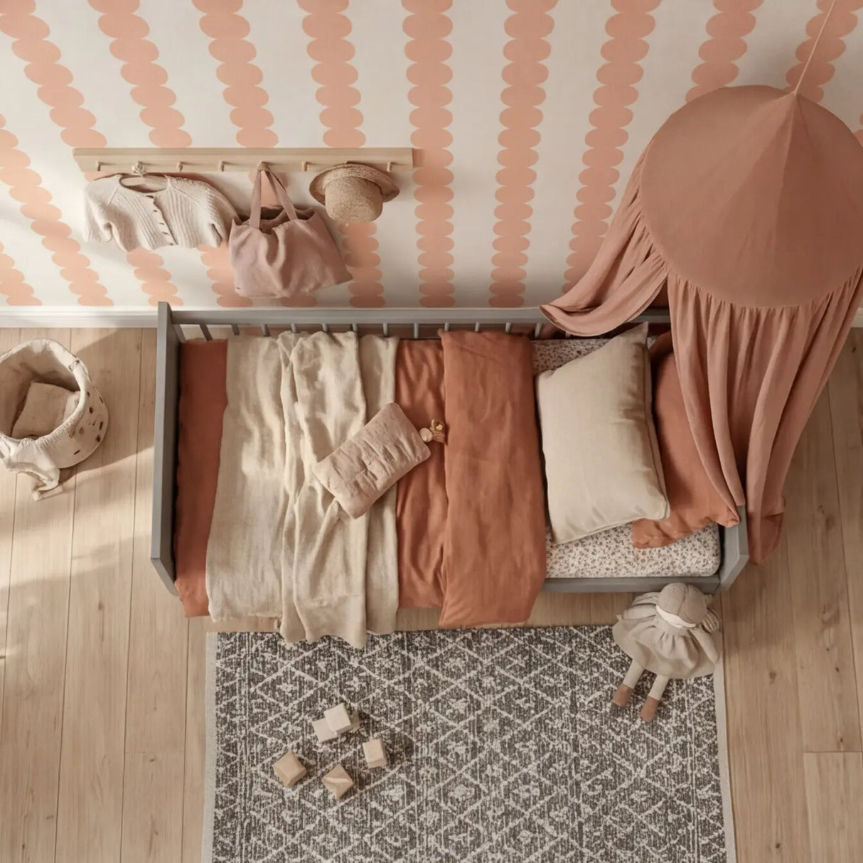 Retro behang strepen / blobs - bollen voor een stoere meisjeskamer of babykamer