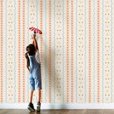 behang met strepen en subtiele bloemen voor kinderkamer