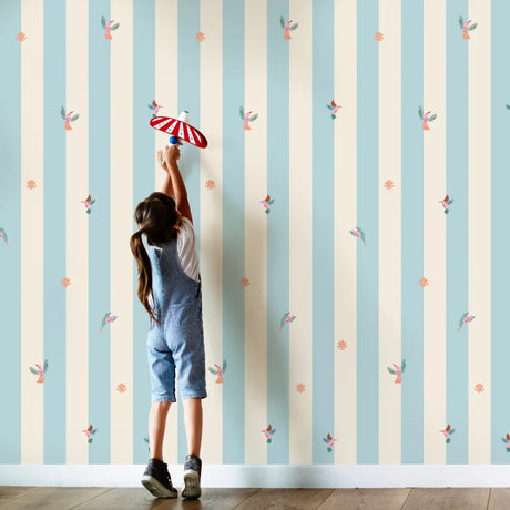 behang met blauwe streep en vogels madeliefjes