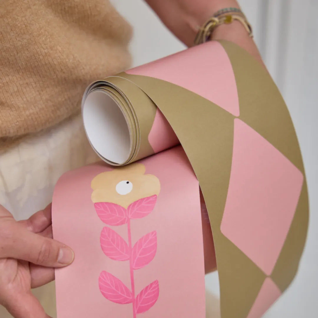 Behangrand Wieber van Bibelotte met okerkleurige ruiten, in de hand naast de Bohemian bloemrand