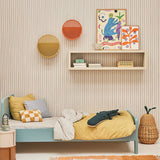 Bibelotte gestreept behang in een jongenskamer met blauw bed, geel dekbed en een wandplank