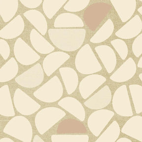 Bibelotte behang Pebble beige, zandkleurig behang met crèmewitte kiezelvormen voor de kinderkamer