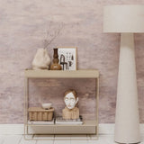 Verona beton behang van Bibelotte in een woonkamer met sidetable en vloerlamp