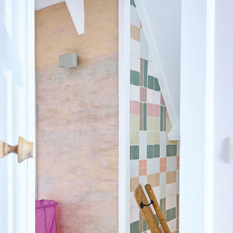 Verona desert behang van Bibelotte op de wand van een lichte kinderkamer