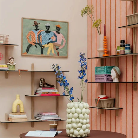 Bibelotte strepenbehang met vintage look. Ontworpen voor babykamer en meisjeskamer