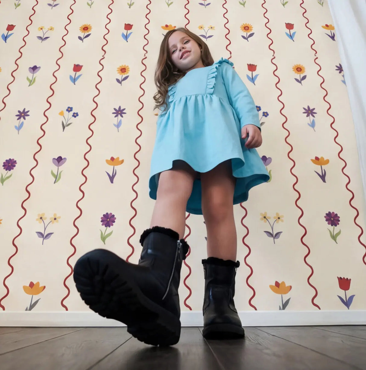Retro behang met bloemen voor in een stoere meisjeskamer of babykamer