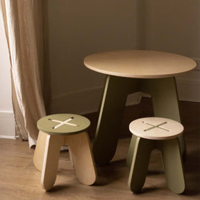 Houten tafel en krukje voor peuters van het merk Babai