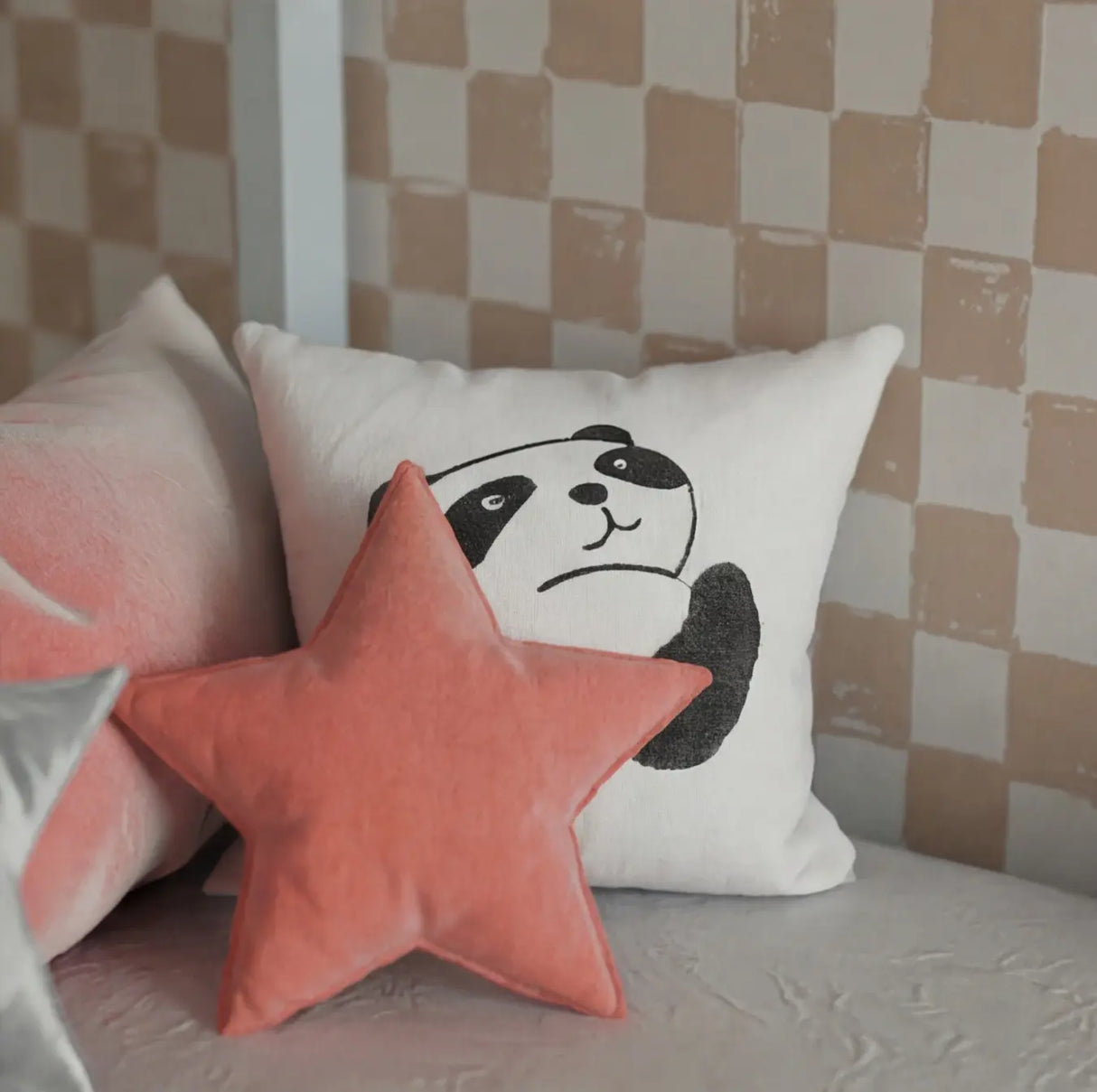 Behang met checkers schaakpatroon voor in een stoere jongenskamer