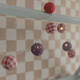 Behang met checkers schaakpatroon voor in een stoere jongenskamer