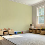Neutraal strepenbehang voor kinderkamer of babykamer in appeltjes groen.