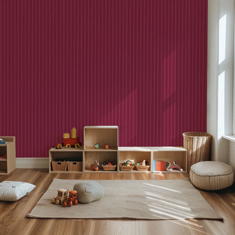 Neutraal strepenbehang voor kinderkamer of babykamer in kersenrood