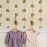 vintage meisjeskamer of babykamer behang met boho zonnetjes van het merk Little Amour