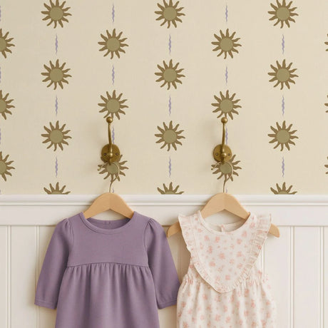 vintage meisjeskamer of babykamer behang met boho zonnetjes van het merk Little Amour