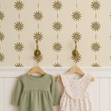 vintage meisjeskamer of babykamer behang met boho zonnetjes van het merk Little Amour
