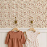 vintage meisjeskamer of babykamer behang met roze bloemen van het merk Little Amour