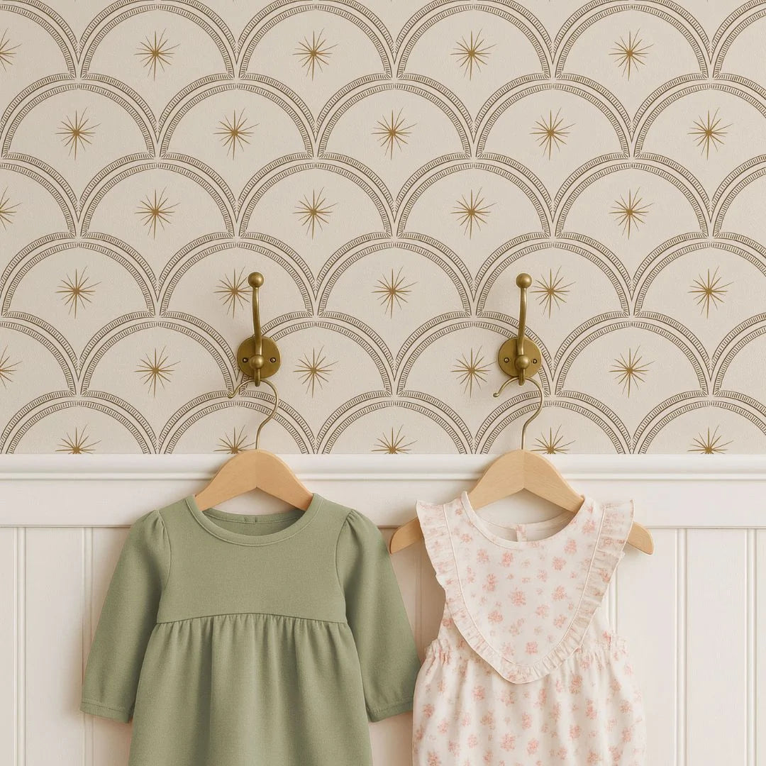vintage meisjeskamer of babykamer behang met gouden sterren op een beige achtergrond van het merk Little Amour