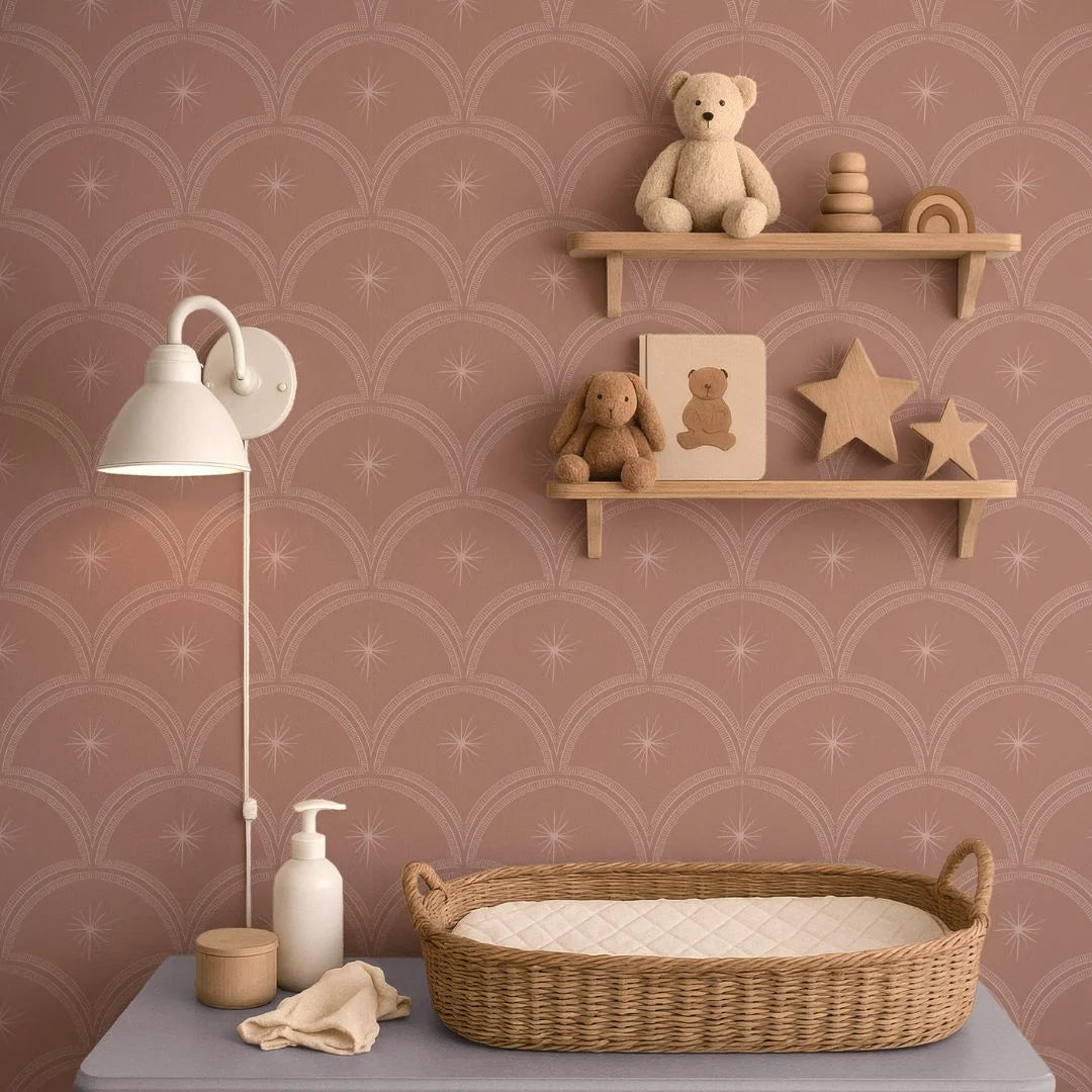 vintage meisjeskamer of babykamer behang met roze sterren van het merk Little Amour