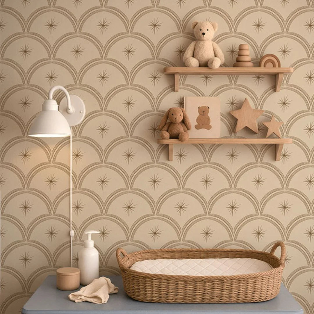 vintage meisjeskamer of babykamer behang met gouden sterren op een beige achtergrond van het merk Little Amour