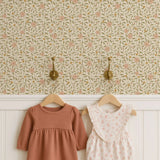 vintage meisjeskamer of babykamer behang met bloemen van het merk Little Amour