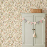 vintage meisjeskamer of babykamer behang met bloemen van het merk Little Amour