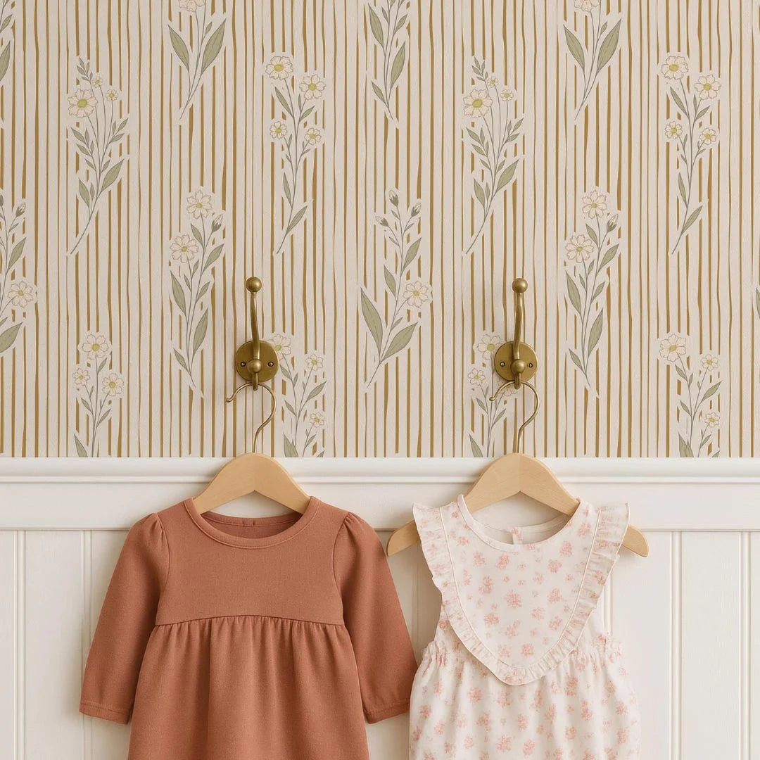 vintage meisjeskamer of babykamer behang met beige bloemen en strepen van het merk Little Amour