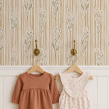 vintage meisjeskamer of babykamer behang met beige bloemen en strepen van het merk Little Amour