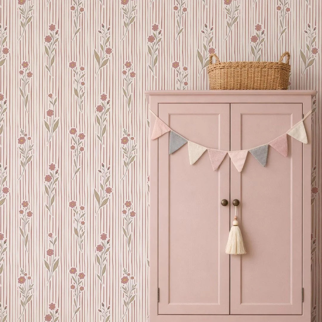 vintage meisjeskamer of babykamer behang met strepen en roze bloemen van het merk Little Amour