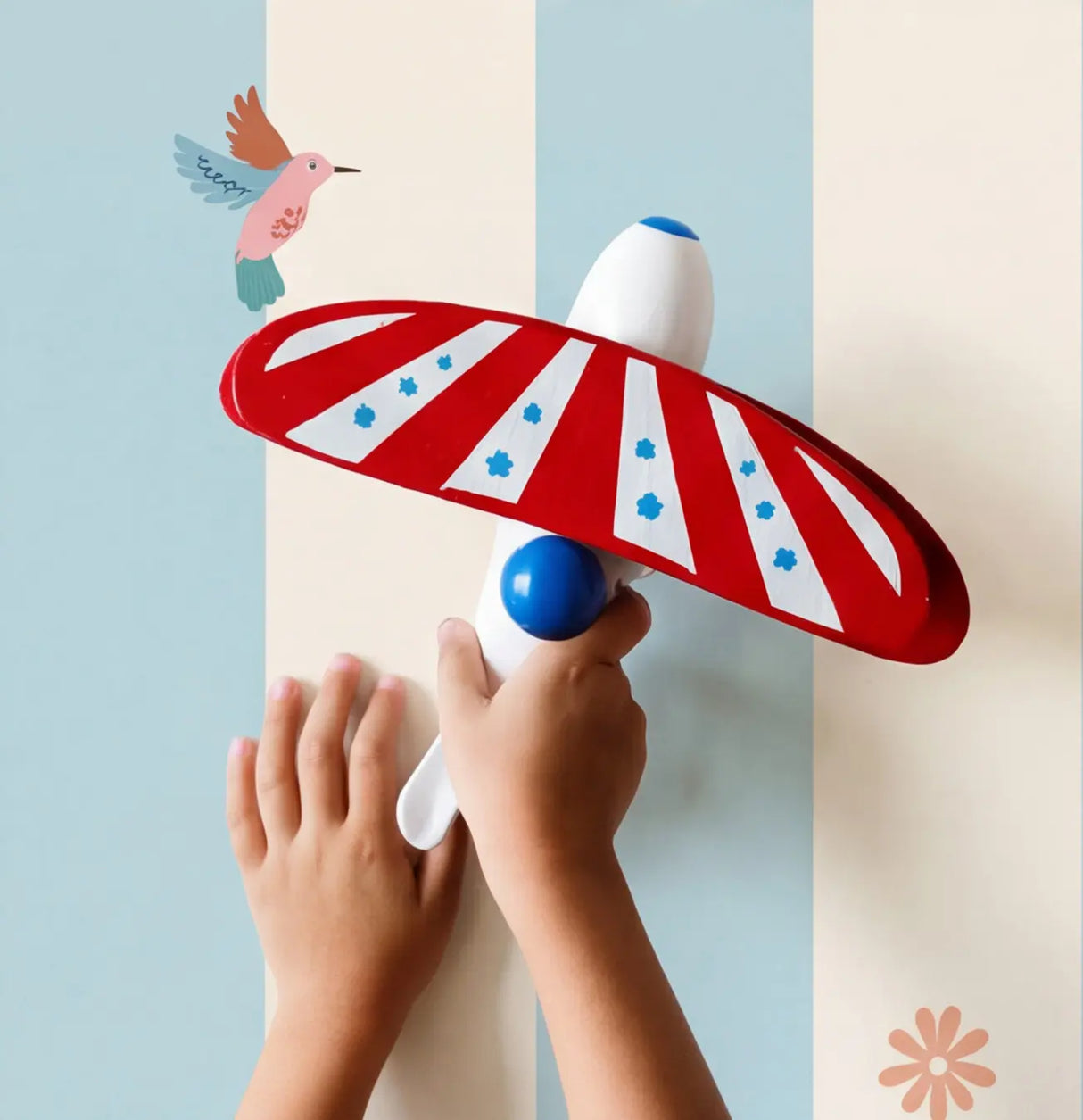 Retro behang met strepen en vogels voor in een stoere meisjeskamer