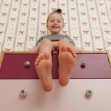 Retro behang met strikjes en strepen voor in een stoere meisjeskamer of babykamer
