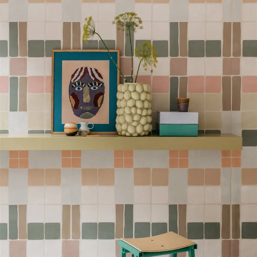 retro blokkenbehang van het merk bibelotte. Dit behang is ontworpen voor de meisjeskamer