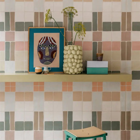 retro blokkenbehang van het merk bibelotte. Dit behang is ontworpen voor de meisjeskamer