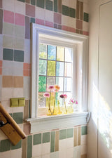 retro blokkenbehang van het merk bibelotte. Dit behang is ontworpen voor de meisjeskamer