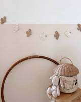 Vilten slinger met vogeltjes voor de baby- en kinderkamer