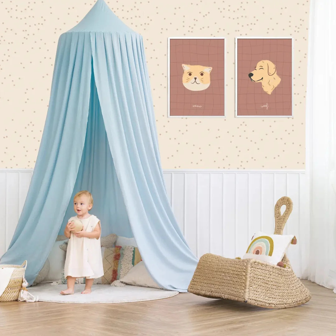 Neutraal stippen behang voor kinderkamers en babykamers. Gecombineerd met de posterset kat en hond.