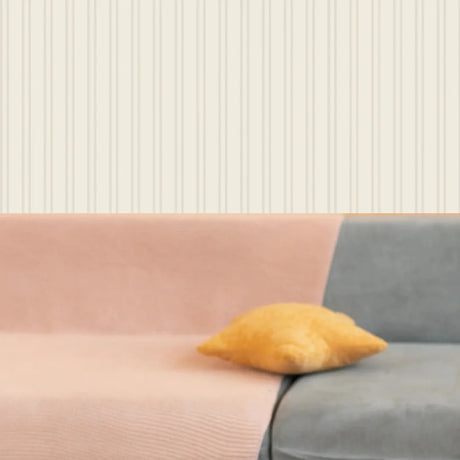 Neutraal strepenbehang. Speciaal ontworpen voor babykamers en kinderkamers.