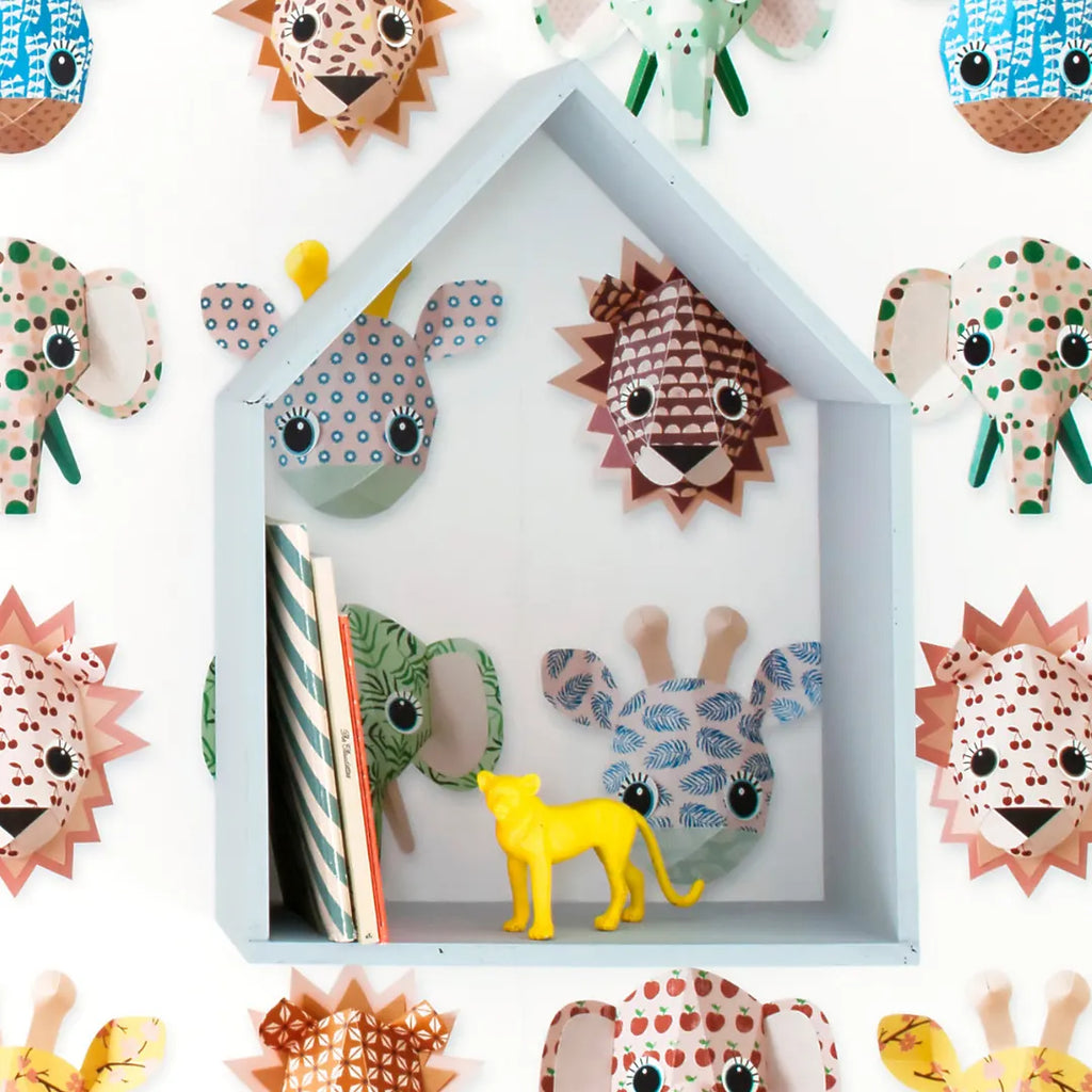 Safari dieren behang met olifanten, leeuwen, giraffen en zebra's voor kinderkamers.