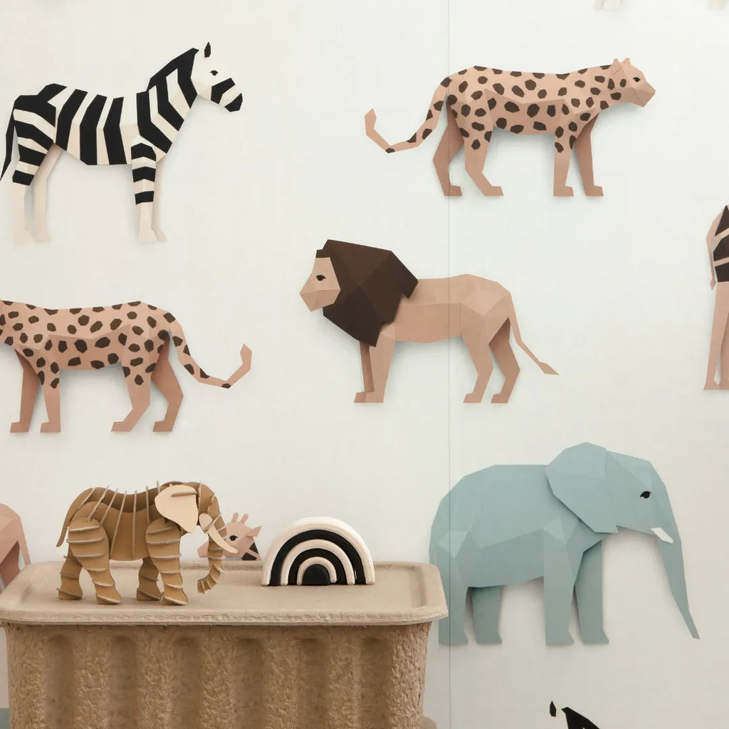 Safari dieren behang met olifanten, leeuwen, giraffen en zebra's voor kinderkamers.