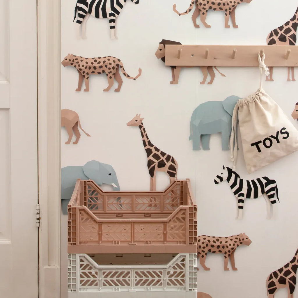 Safari dieren behang met olifanten, leeuwen, giraffen en zebra's voor kinderkamers.