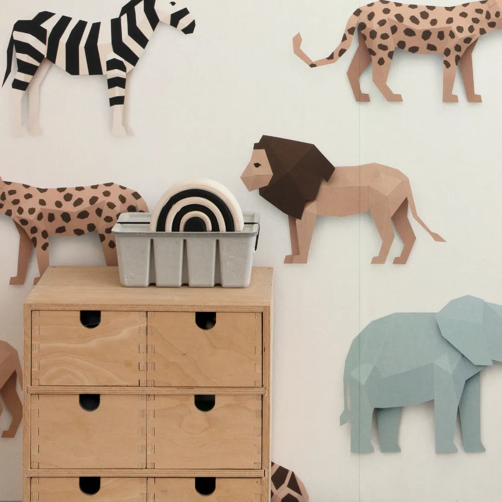 Safari dieren behang met olifanten, leeuwen, giraffen en zebra's voor kinderkamers.